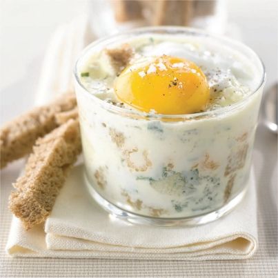 Œufs cocottes au Comté, crevettes grises et pain au levain, persil plat