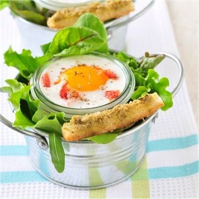 Œufs cocotte aux tomates confites et caviar d'olives vertes