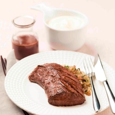 Onglet de boeuf sauce marchand de vin et purée de panais au lait de coco