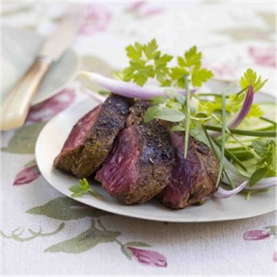 Onglet grillé, sauce barbecue et salade d'herbes