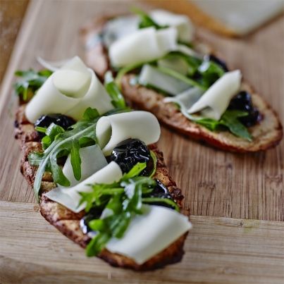 Pain perdu de Pur Brebis Pyrénées, confiture de cerises noires et roquette