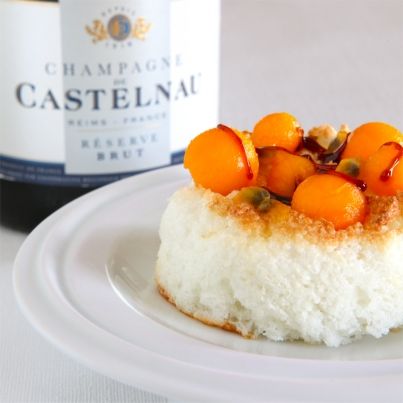 Palet moelleux à la noix de coco, billes de mangue, fruits de la passion et caramel au Champagne