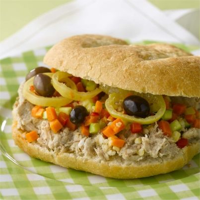 Rillettes aux olives en pan bagnat provençal