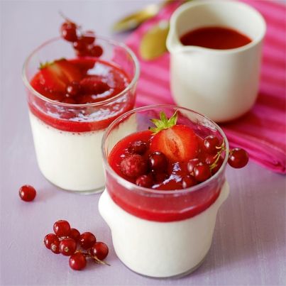 Panna cotta au lait de coco et aux fruits rouges