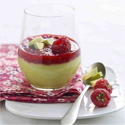 Panna cotta à l'avocat et aux framboises