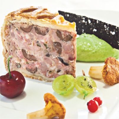 Pâté en Croûte de Canard et Olives Noires Confites