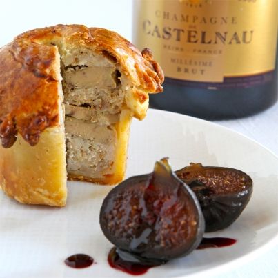 Pâté en croûte aux sots-l'y-laissent et foie gras, figues confites en marinade de champagne