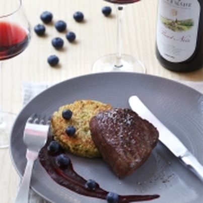 Pavé de biche sur galette de quinoa, sauce au Pinot Noir d'Alsace Rouge et aux myrtilles