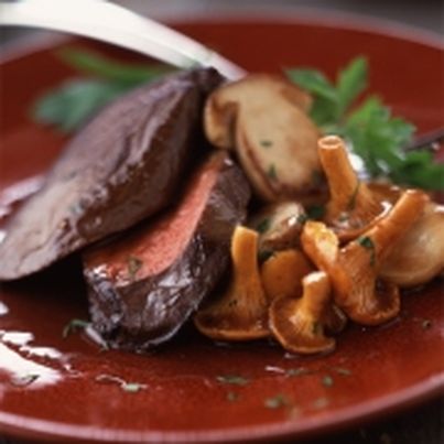Pavés de biche aux cèpes et girolles
