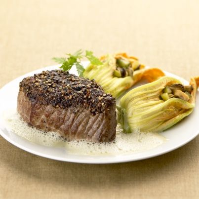 Pièce du boucher au poivre Sarawak, émulsion de courgettes pignons de pin, tartare de moules