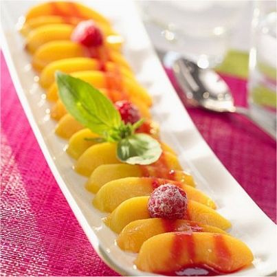 Tuiles de pêche jaune et coulis de framboise à la chicorée