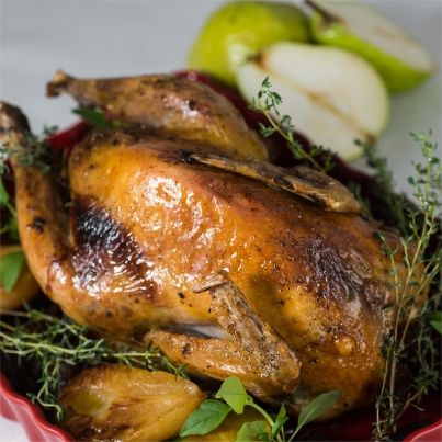 Pintade farcie aux dattes et poires rôties