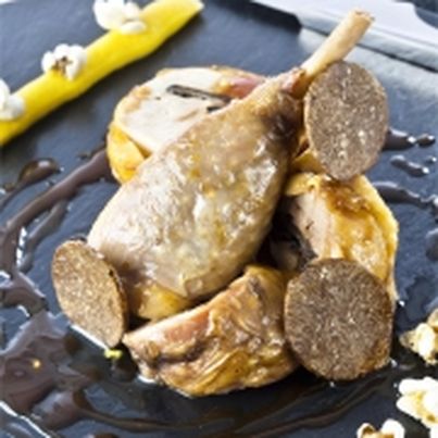 Pintade Fermière d'Auvergne, purée fine de maïs et jus court à la genièvre