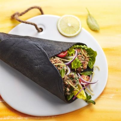 Pita à l'Encre de Seiche, Haché de Veau, Aubergine Grillée et Bergamote