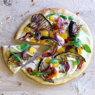 Pizza blanche aux céréales et légumes grillés