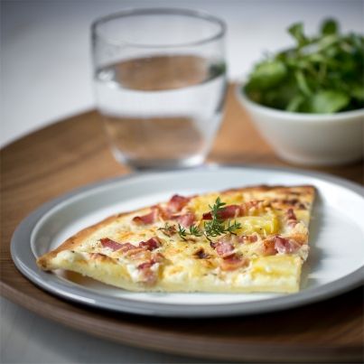 Pizza à la crème fraîche et aux lardons