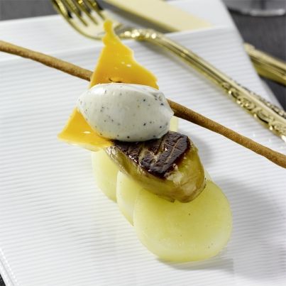 Poêlée de Foie Gras de Canard, Pomme de Terre fondante Mimolette vieille Isigny Ste-Mère, Crème Isigny Ste-Mère aux Truffes et Pain Gressini