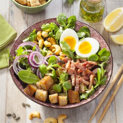 Poke bowl de mesclun aux lardons, croûtons et oeufs mollets