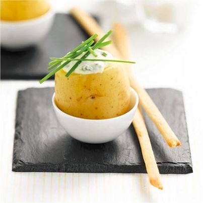 Pommes de terre à la coque, crème de ciboulette et gressin