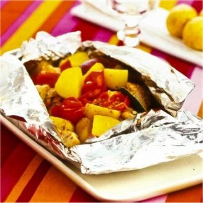 Pommes de terre primeurs et légumes en papillote