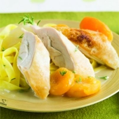 Poularde française pochée au vin Coteaux du Layon servie sur un lit d'abricots