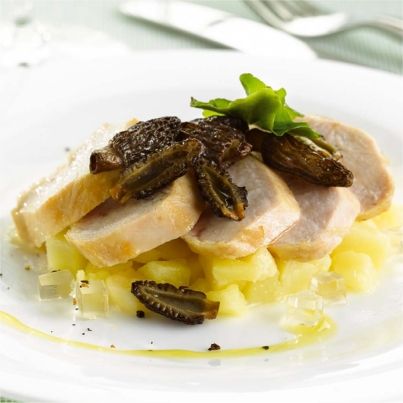 Blancs de poularde, gelée de Vin Jaune, topinambours et Comté