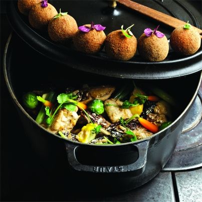 Poulet Fermier d'Auvergne au vin jaune et aux Morilles, Croquettes de Pommes de Terre aux châtaignes et aux raisins