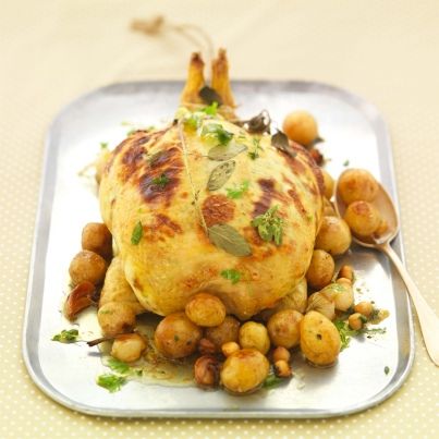 Poulet farci au beurre d'herbes et pommes grenaille, beurre bio aux cristaux de sel de mer