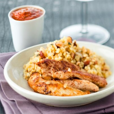 Poulet à la cannelle et boulgour, noisettes concassées