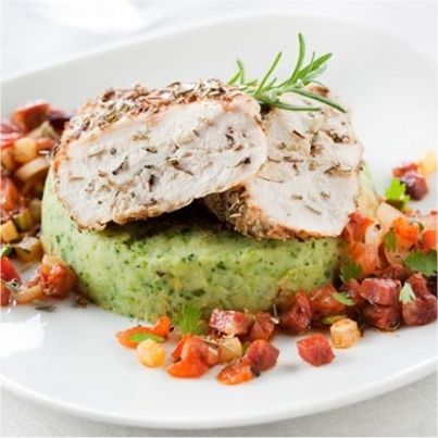 Poulet mariné aux herbes de Provence, sauce chorizo et purée de courgettes