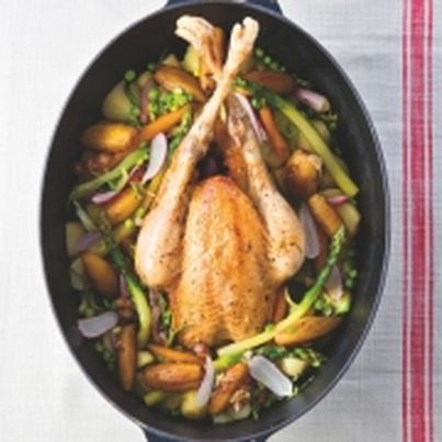 Poulet Fermier d'Auvergne rôti en cocotte lutée, accompagné de ses petits légumes cuits
