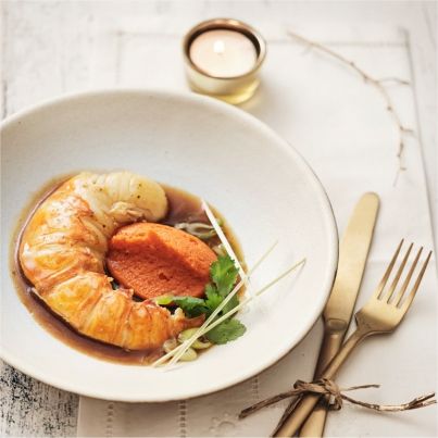 Queue de Langouste Pochée au Beurre de Curry Vert et Gingembre, Mousseline de Carotte aux Agrumes Confits, Réduction aux Parfums Thaï