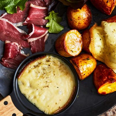 Raclette Revisitée, Pommes de Terre Rôties au Miel et Magret Fumé