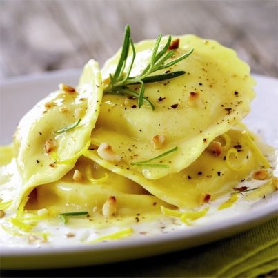 Ravioli Trattoria aux fromages, crème citron et parmesan, romarin et noisettes