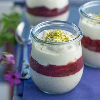 Riz au lait, compote de pruneaux et nuage de crème