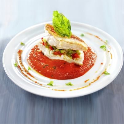 Rouget grondin sur brunoise de légumes et coulis poivron basilic