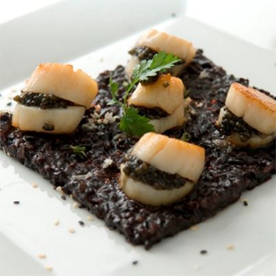 Coquilles Saint-Jacques au caviar et riz noir
