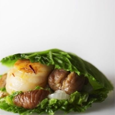 Noix de Saint-Jacques et châtaignes en coquille de choux
