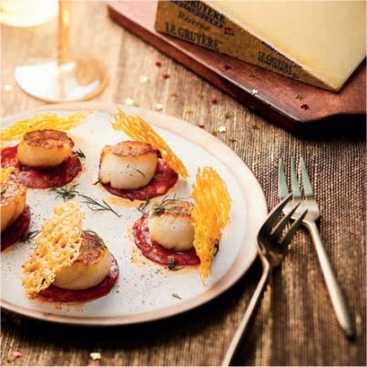 Saint-Jacques poêlées, Chorizo et Tuile au Gruyère AOP Suisse râpé
