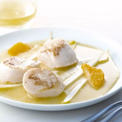 Saint-Jacques de Norvège grillées et bouillon d’endives à l’orange vanillée