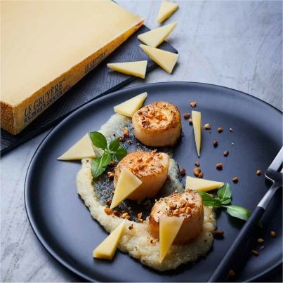 Saint-Jacques snackées, Purée de Céleri et Dés de Gruyère AOP Suisse râpé