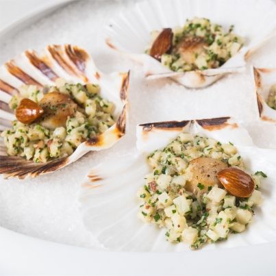 Saint-Jacques, topinambour et amandes