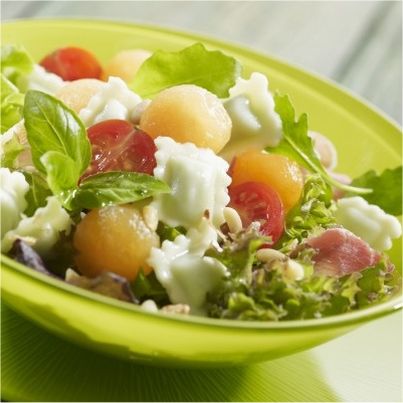 Salade d'été aux ravioles au chèvre