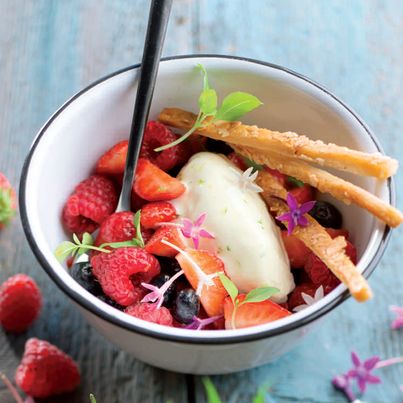 Salade de fruits rouges, quenelle de crème citron et basilic glacé
