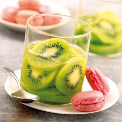 Salade de kiwis aux macarons