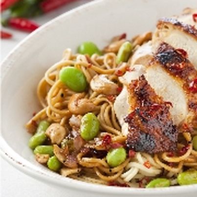Salade de nouilles chinoises et d'edamame au poulet et piment