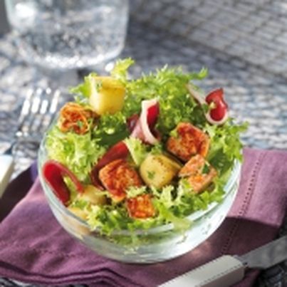 Salade périgourdine au magret fumé, au foie gras et aux pommes