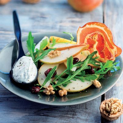 Salade de poires, roquette, noix et quenelle au bleu