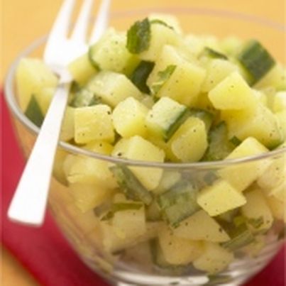 Petite salade de pommes de terre, menthe et concombre
