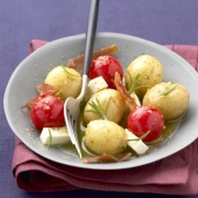Salade d'Apéribilles, tomate, féta et jambon sec au pesto